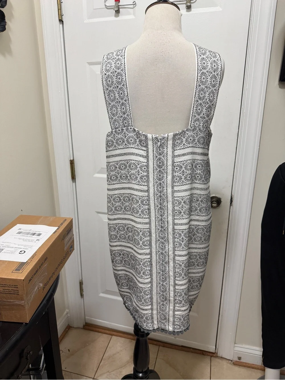 MAGGY LONDON Gray and White Lace-Pattern Shift Dress with small pom-pom - Picture 8 of 13